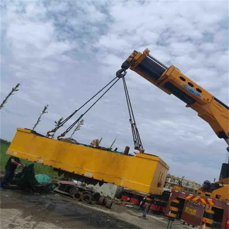 南漳吊运集装箱的吊车